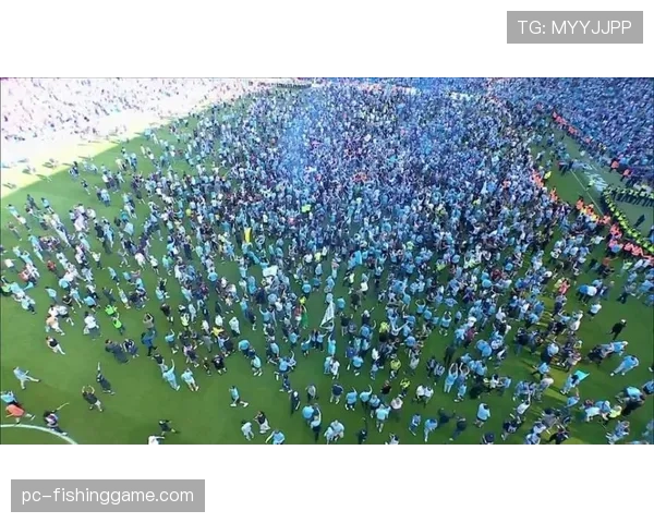 场边花絮：小球迷冲入场内与哈兰德击掌后被带离