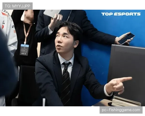 特写：镜头捕捉到教练席通过平板电脑实时接收战术数据